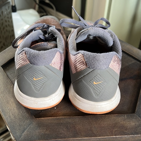 NIKE, sneakers size 9, preloved but lots of life left - Picture 4 of 8